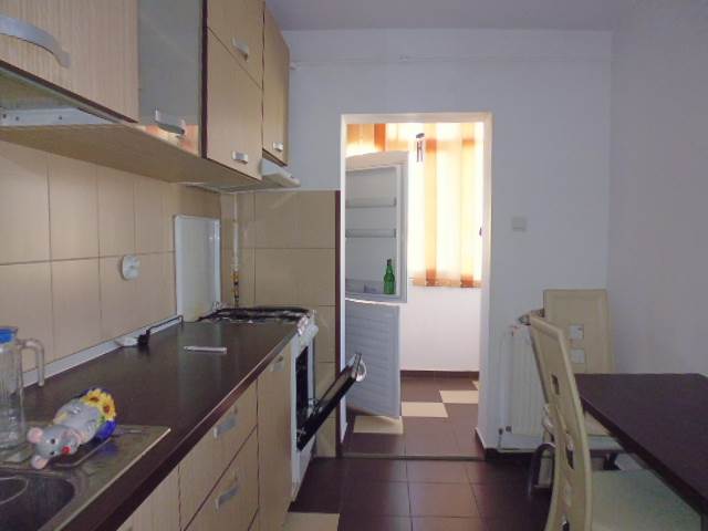 Royal Imobiliare   apartament 3 camere de inchiriat in Ploiesti, zona Mihai Bravu